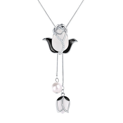 Tulip necklace with adjustable length for an elegant look