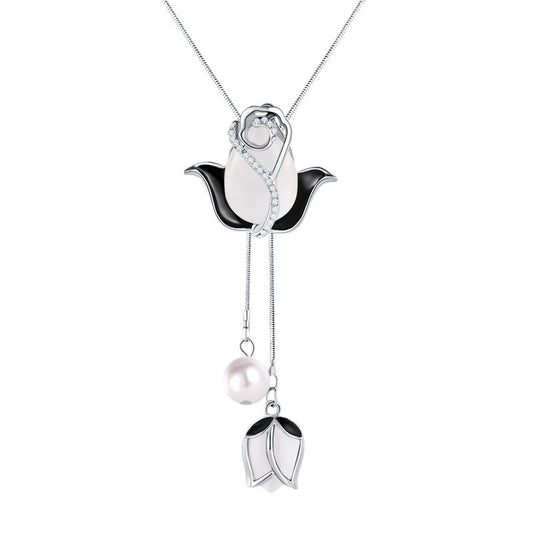 Tulip necklace with adjustable length for an elegant look